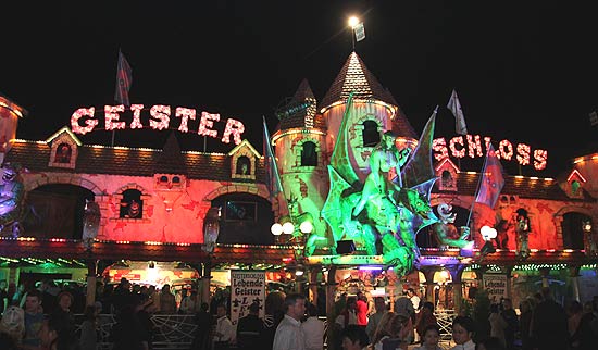 Geisterschloss auf dem Oktoberfest 2009 (&copy;Foto: Martin Schmitz)